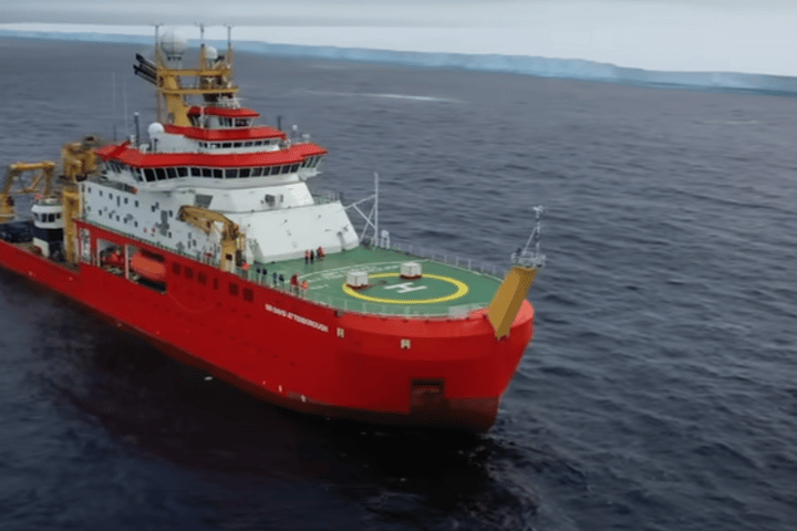 RRS Sir David Attenborough visits iceberg A23a