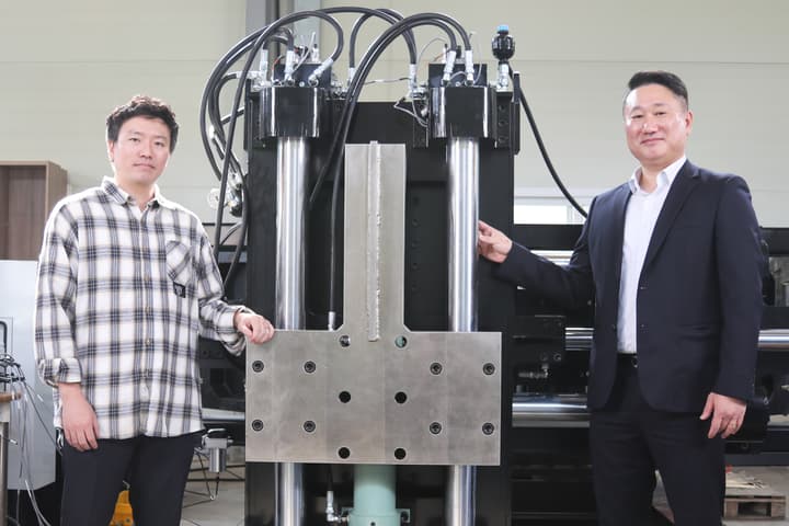 Dr. Yongjin Kim and Dr. Young-ki Kim with the prototype suction-based mooring system