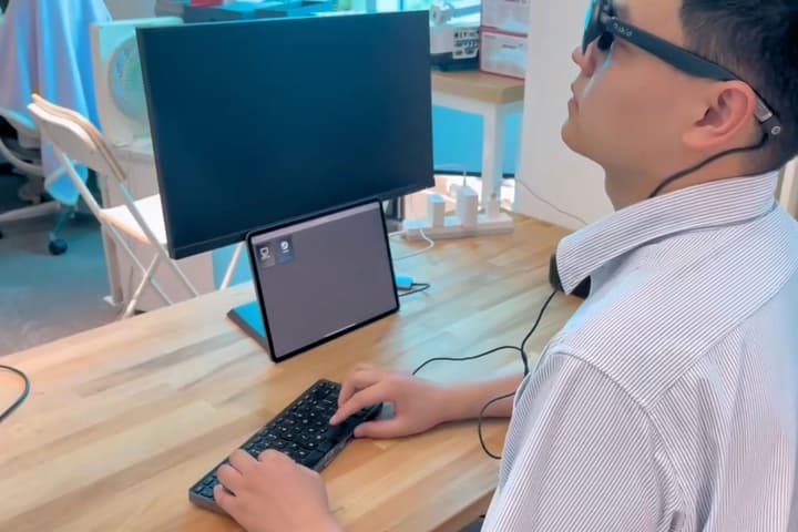 The Lunar 2-in-1 is reckoned compatible with any computer monitor, can wirelessly connect to a tablet or can be cabled to a pair of AR glasses