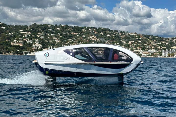 The Smart Bubble raises its hull 30 cm (11.8 in) out of the water while cruising at a speed of 16 knots (18 mph or 30 km/h)