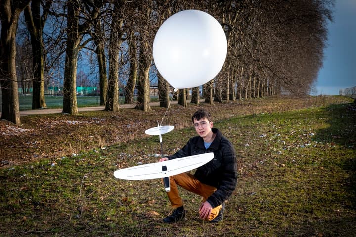 Inventor Yohan Hadji with his weather-balloon-lifted glidersonde