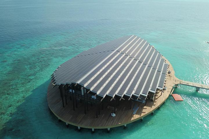 With a strong focus on sustainability, the Kudadoo Maldives Private Island resort is distinguished by its impressive photo-voltaic roof