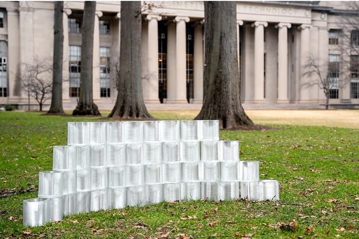 The glass bricks are printed in a figure-eight design, which allows for curved structures